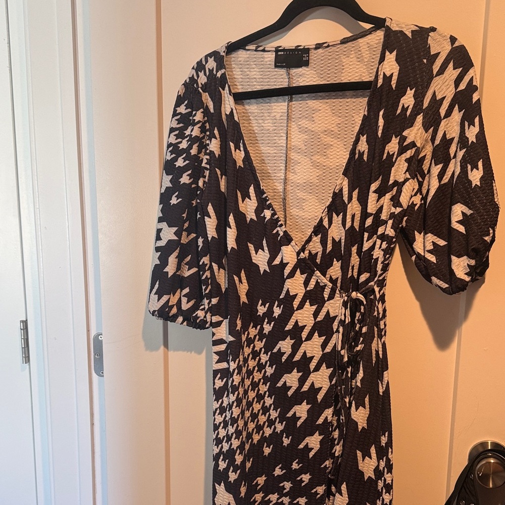 Black and White Houndstooth Long Sleeve Dress